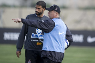 O capitao William que volta ao time no domingo, e Mano Menezes durante o treino do Corinthians realizado esta tarde no Parque Ecol�gico do Tiete; o pr�ximo jogo do time ser� domingo, dia 27/09, contra o S�o Paulo, no est�dio do Morumbi, pelo returno do Campeonato Brasileiro 2009