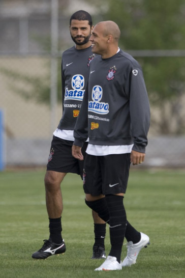 William, capitao do Corinthians, volta ao time domingo, assim como Edno que teve sua registro confirmado, durante o treino do Corinthians realizado esta tarde no Parque Ecol�gico do Tiete; o pr�ximo jogo do time ser� domingo, dia 27/09, contra o S�o Paulo, no est�dio do Morumbi, pelo returno do Campeonato Brasileiro 2009