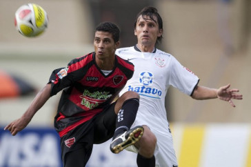 OESTE DE ITAPOLIS X CORINTHIANS - Ricardo Bueno e Paulo André em um lance da partida realizada esta tarde no estádio da Fonte Luminosa, em Araraquara, válida pelo Campeonato Paulista 2010