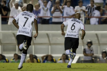 CORINTHIANS/SP X SANTO ANDRE/SP - Roberto Carlos comemora seu gol com Elias em um lance da partida realizada esta noite no est�dio da Arena de Barueri, v�lida pela 14� rodada da fase de classifica��o do Campeonato Paulista 2010