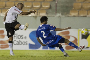 CORINTHIANS/SP X SANTO ANDRE/SP - Ronaldo e Cicinho em um lance da partida realizada esta noite no est�dio da Arena de Barueri, v�lida pela 14� rodada da fase de classifica��o do Campeonato Paulista 2010