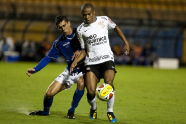 CORINTHIANS/SP x RIO CLARO/SP - Danilo Avelar e Elias em um lance da partida realizada esta noite no est�dio do Pacaembu, v�lida pela 19� rodada da fase de classifica��o do Campeonato Paulista 2010