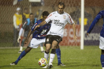 CORINTHIANS/SP x RIO CLARO/SP - Nelinho e Danilo em um lance da partida realizada esta noite no est�dio do Pacaembu, v�lida pela 19� rodada da fase de classifica��o do Campeonato Paulista 2010
