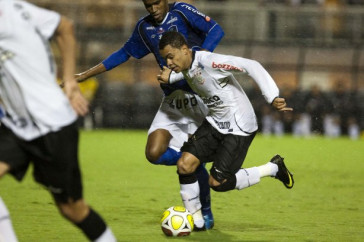 CORINTHIANS/SP x RIO CLARO/SP - Robinho, atras, e Dentinho em um lance da partida realizada esta noite no est�dio do Pacaembu, v�lida pela 19� rodada da fase de classifica��o do Campeonato Paulista 2010