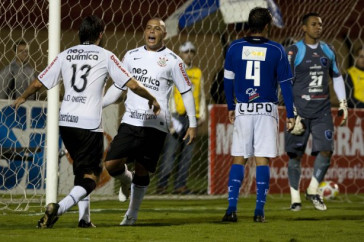 CORINTHIANS/SP x RIO CLARO/SP - Ronaldo comemora seu gol com Paulo Andr� em um lance da partida realizada esta noite no est�dio do Pacaembu, v�lida pela 19� rodada da fase de classifica��o do Campeonato Paulista 2010