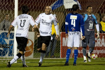 CORINTHIANS/SP x RIO CLARO/SP - Ronaldo comemora sue gol com Paulo Andr� em um lance da partida realizada esta noite no est�dio do Pacaembu, v�lida pela 19� rodada da fase de classifica��o do Campeonato Paulista 2010