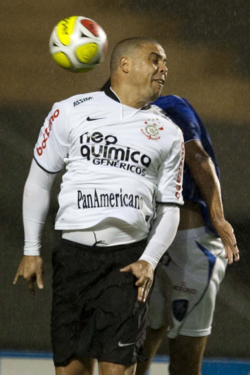 CORINTHIANS/SP x RIO CLARO/SP - Ronaldo e Nelinho, atras, em um lance da partida realizada esta noite no est�dio do Pacaembu, v�lida pela 19� rodada da fase de classifica��o do Campeonato Paulista 2010