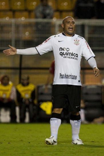 CORINTHIANS/SP x RIO CLARO/SP - Ronaldo em um lance da partida realizada esta noite no est�dio do Pacaembu, v�lida pela 19� rodada da fase de classifica��o do Campeonato Paulista 2010