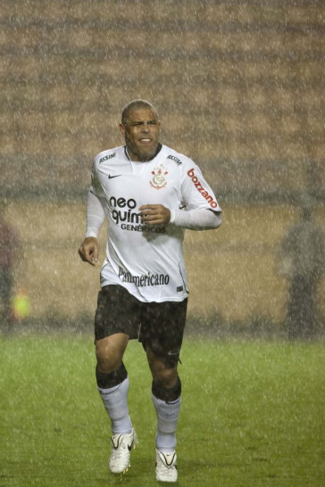 CORINTHIANS/SP x RIO CLARO/SP - Ronaldo na chuva em um lance da partida realizada esta noite no est�dio do Pacaembu, v�lida pela 19� rodada da fase de classifica��o do Campeonato Paulista 2010
