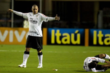 CORINTHIANS/SP x RIO CLARO/SP - Ronaldo reclama de falta feita em Dentinho, no chao, em um lance da partida realizada esta noite no est�dio do Pacaembu, v�lida pela 19� rodada da fase de classifica��o do Campeonato Paulista 2010
