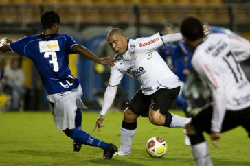 CORINTHIANS/SP x RIO CLARO/SP - Ronaldo tenta passar por Nelinho em um lance da partida realizada esta noite no est�dio do Pacaembu, v�lida pela 19� rodada da fase de classifica��o do Campeonato Paulista 2010