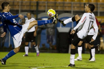 CORINTHIANS/SP x RIO CLARO/SP - Danilo Avelar e Dentinho em um lance da partida realizada esta noite no est�dio do Pacaembu, v�lida pela 19� rodada da fase de classifica��o do Campeonato Paulista 2010
