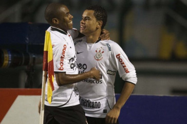 CORINTHIANS/SP x RIO CLARO/SP - Dentinho comemora seu primeiro gol com Elias em um lance da partida realizada esta noite no est�dio do Pacaembu, v�lida pela 19� rodada da fase de classifica��o do Campeonato Paulista 2010