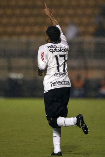 CORINTHIANS/SP x RIO CLARO/SP - Dentinho comemora seu primeiro gol em um lance da partida realizada esta noite no est�dio do Pacaembu, v�lida pela 19� rodada da fase de classifica��o do Campeonato Paulista 2010