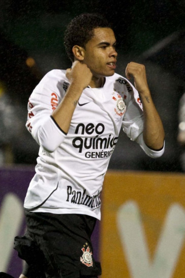 CORINTHIANS/SP x RIO CLARO/SP - Dentinho comemora seu primeiro gol em um lance da partida realizada esta noite no est�dio do Pacaembu, v�lida pela 19� rodada da fase de classifica��o do Campeonato Paulista 2010