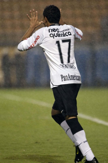 CORINTHIANS/SP x RIO CLARO/SP - Dentinho comemora seu primeiro gol em um lance da partida realizada esta noite no est�dio do Pacaembu, v�lida pela 19� rodada da fase de classifica��o do Campeonato Paulista 2010