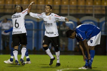 CORINTHIANS/SP x RIO CLARO/SP - Dentinho comemora seu segundo gol em um lance da partida realizada esta noite no est�dio do Pacaembu, v�lida pela 19� rodada da fase de classifica��o do Campeonato Paulista 2010