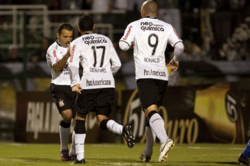 CORINTHIANS/SP x RIO CLARO/SP - Iarley comemora seu gol em um lance da partida realizada esta noite no est�dio do Pacaembu, v�lida pela 19� rodada da fase de classifica��o do Campeonato Paulista 2010