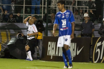 CORINTHIANS/SP x RIO CLARO/SP - Roberto CArlos comemora seu gol em um lance da partida realizada esta noite no est�dio do Pacaembu, v�lida pela 19� rodada da fase de classifica��o do Campeonato Paulista 2010