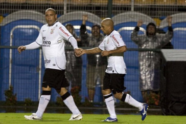 CORINTHIANS/SP x RIO CLARO/SP -Roberto CArlos comemora seu gol com Ronaldo em um lance da partida realizada esta noite no est�dio do Pacaembu, v�lida pela 19� rodada da fase de classifica��o do Campeonato Paulista 2010