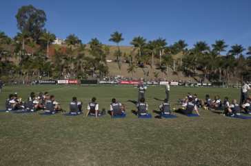 Jogadores ouvem o t�cnico Mano Menezes durante treino na intertemporada do Corinthians, realizado esta tarde no Oscar Inn Resort em Aguas de Lindoia, interior de S�o Paulo. O pr�ximo jogo do time ser� dia 14/07, contra o Cear�, no est�dio Castel�o, pela 7� rodada do Campeonato Brasileiro 2010; S�o Paulo, Brasil