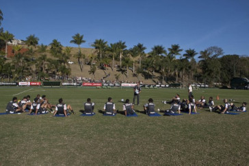 Jogadores ouvem o t�cnico Mano Menezes durante treino na intertemporada do Corinthians, realizado esta tarde no Oscar Inn Resort em Aguas de Lindoia, interior de S�o Paulo. O pr�ximo jogo do time ser� dia 14/07, contra o Cear�, no est�dio Castel�o, pela 7� rodada do Campeonato Brasileiro 2010; S�o Paulo, Brasil