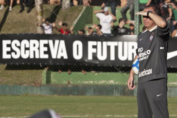Mano Menezes durante treino na intertemporada do Corinthians, realizado esta tarde no Oscar Inn Resort em Aguas de Lindoia, interior de S�o Paulo. O pr�ximo jogo do time ser� dia 14/07, contra o Cear�, no est�dio Castel�o, pela 7� rodada do Campeonato Brasileiro 2010; S�o Paulo, Brasil