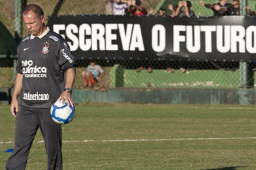Mano Menezes durante treino na intertemporada do Corinthians, realizado esta tarde no Oscar Inn Resort em Aguas de Lindoia, interior de S�o Paulo. O pr�ximo jogo do time ser� dia 14/07, contra o Cear�, no est�dio Castel�o, pela 7� rodada do Campeonato Brasileiro 2010; S�o Paulo, Brasil