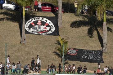 Torcida do Corinthians durante treino na intertemporada do Corinthians, realizado esta tarde no Oscar Inn Resort em Aguas de Lindoia, interior de S�o Paulo. O pr�ximo jogo do time ser� dia 14/07, contra o Cear�, no est�dio Castel�o, pela 7� rodada do Campeonato Brasileiro 2010; S�o Paulo, Brasil