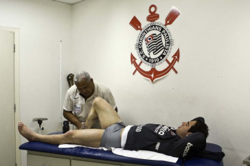 Bruno Cesar durante sessao de massagem com o enfermeiro Cear� durante o treino do Corinthians, realizado esta tarde no Parque S�o Jorge. O pr�ximo jogo da equipe, ser� s�bado, dia 11/09, contra o Gr�mio, no Pacaembu, pela 21. a rodada do Campeonato Brasileiro de 2010