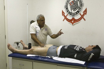 Bruno Cesar durante sessao de massagens com o enfermeiro Cear� durante o treino do Corinthians, realizado esta tarde no Parque S�o Jorge. O pr�ximo jogo da equipe, ser� s�bado, dia 11/09, contra o Gr�mio, no Pacaembu, pela 21. a rodada do Campeonato Brasileiro de 2010