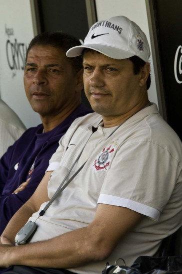 Os t�cnicos Adilson Batista e Jos� Augusto, do Corinthians sub-18, durante o treino do Corinthians, realizado esta tarde no Parque S�o Jorge. O pr�ximo jogo da equipe, ser� s�bado, dia 11/09, contra o Gr�mio, no Pacaembu, pela 21. a rodada do Campeonato Brasileiro de 2010