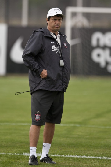 Adilson Batista durante o treino do Corinthians, realizado esta tarde no CT Joaquim Grava, no Parque Ecol�gico do Tiete. O pr�ximo jogo da equipe, ser� amanh�, quarta-feira, dia 29/09, contra o Botafogo, no Pacaembu, pela 26. a rodada do Campeonato Brasileiro de 2010