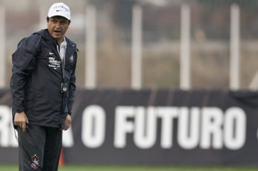 Adilson Batista durante o treino do Corinthians, realizado esta tarde no CT Joaquim Grava, no Parque Ecol�gico do Tiete. O pr�ximo jogo da equipe, ser� amanh�, quarta-feira, dia 29/09, contra o Botafogo, no Pacaembu, pela 26. a rodada do Campeonato Brasileiro de 2010