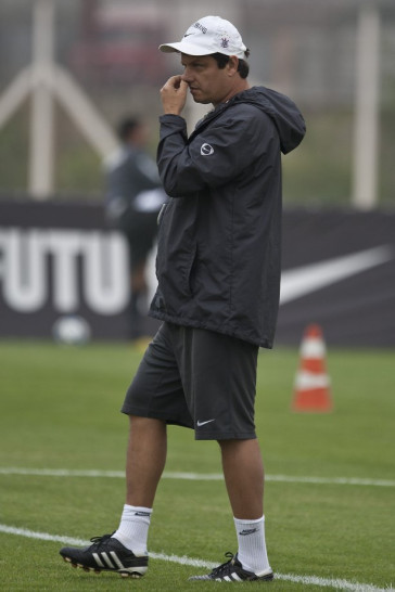 Adilson Batista durante o treino do Corinthians, realizado esta tarde no CT Joaquim Grava, no Parque Ecol�gico do Tiete. O pr�ximo jogo da equipe, ser� amanh�, quarta-feira, dia 29/09, contra o Botafogo, no Pacaembu, pela 26. a rodada do Campeonato Brasileiro de 2010