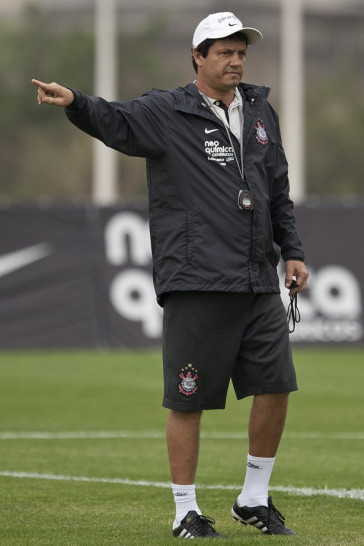 Adilson Batista durante o treino do Corinthians, realizado esta tarde no CT Joaquim Grava, no Parque Ecol�gico do Tiete. O pr�ximo jogo da equipe, ser� amanh�, quarta-feira, dia 29/09, contra o Botafogo, no Pacaembu, pela 26. a rodada do Campeonato Brasileiro de 2010