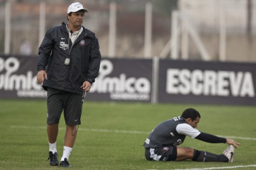Adilson Batista e Iarley durante o treino do Corinthians, realizado esta tarde no CT Joaquim Grava, no Parque Ecol�gico do Tiete. O pr�ximo jogo da equipe, ser� amanh�, quarta-feira, dia 29/09, contra o Botafogo, no Pacaembu, pela 26. a rodada do Campeonato Brasileiro de 2010