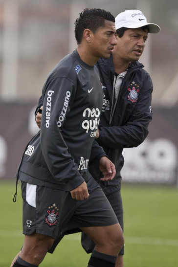 Adilson Batista e Ralf durante o treino do Corinthians, realizado esta tarde no CT Joaquim Grava, no Parque Ecol�gico do Tiete. O pr�ximo jogo da equipe, ser� amanh�, quarta-feira, dia 29/09, contra o Botafogo, no Pacaembu, pela 26. a rodada do Campeonato Brasileiro de 2010