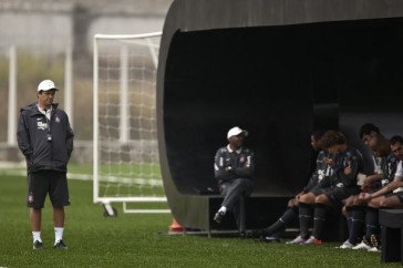 Adilson Batista(e) durante o treino do Corinthians, realizado esta tarde no CT Joaquim Grava, no Parque Ecol�gico do Tiete. O pr�ximo jogo da equipe, ser� amanh�, quarta-feira, dia 29/09, contra o Botafogo, no Pacaembu, pela 26. a rodada do Campeonato Brasileiro de 2010