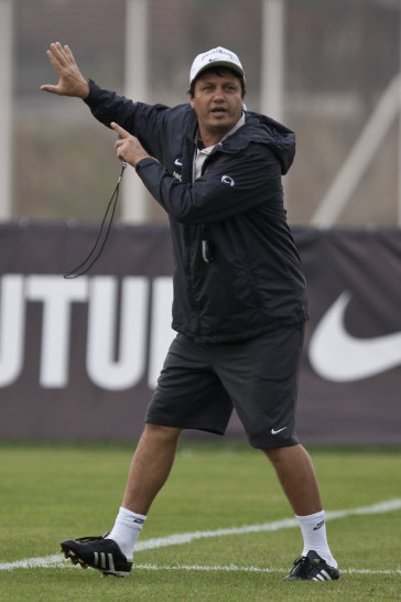 Adlson Batista durante o treino do Corinthians, realizado esta tarde no CT Joaquim Grava, no Parque Ecol�gico do Tiete. O pr�ximo jogo da equipe, ser� amanh�, quarta-feira, dia 29/09, contra o Botafogo, no Pacaembu, pela 26. a rodada do Campeonato Brasileiro de 2010