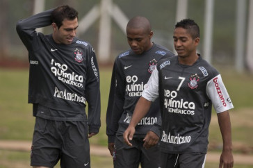 Bruno Cesar; Elias e Jorge Henrique durante o treino do Corinthians, realizado esta tarde no CT Joaquim Grava, no Parque Ecol�gico do Tiete. O pr�ximo jogo da equipe, ser� amanh�, quarta-feira, dia 29/09, contra o Botafogo, no Pacaembu, pela 26. a rodada do Campeonato Brasileiro de 2010