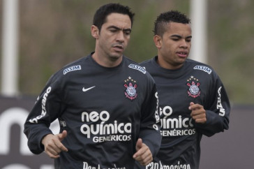 Chic�o e Dentinho durante o treino do Corinthians, realizado esta tarde no CT Joaquim Grava, no Parque Ecol�gico do Tiete. O pr�ximo jogo da equipe, ser� amanh�, quarta-feira, dia 29/09, contra o Botafogo, no Pacaembu, pela 26. a rodada do Campeonato Brasileiro de 2010