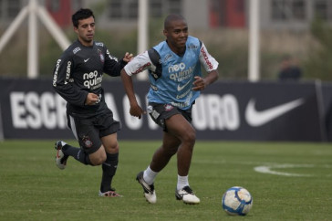 Defederico e Elias durante o treino do Corinthians, realizado esta tarde no CT Joaquim Grava, no Parque Ecol�gico do Tiete. O pr�ximo jogo da equipe, ser� amanh�, quarta-feira, dia 29/09, contra o Botafogo, no Pacaembu, pela 26. a rodada do Campeonato Brasileiro de 2010