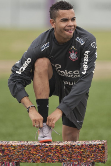 Dentinho durante o treino do Corinthians, realizado esta tarde no CT Joaquim Grava, no Parque Ecol�gico do Tiete. O pr�ximo jogo da equipe, ser� amanh�, quarta-feira, dia 29/09, contra o Botafogo, no Pacaembu, pela 26. a rodada do Campeonato Brasileiro de 2010