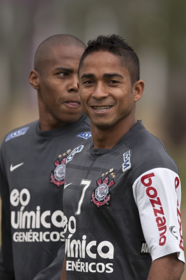Elias, atras, e Jorge Henrique durante o treino do Corinthians, realizado esta tarde no CT Joaquim Grava, no Parque Ecol�gico do Tiete. O pr�ximo jogo da equipe, ser� amanh�, quarta-feira, dia 29/09, contra o Botafogo, no Pacaembu, pela 26. a rodada do Campeonato Brasileiro de 2010
