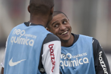 Elias, de costas, e Roberto Carlos durante o treino do Corinthians, realizado esta tarde no CT Joaquim Grava, no Parque Ecol�gico do Tiete. O pr�ximo jogo da equipe, ser� amanh�, quarta-feira, dia 29/09, contra o Botafogo, no Pacaembu, pela 26. a rodada do Campeonato Brasileiro de 2010