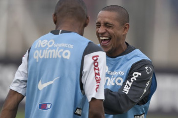 Elias, de costas, Roberto Carlos durante o treino do Corinthians, realizado esta tarde no CT Joaquim Grava, no Parque Ecol�gico do Tiete. O pr�ximo jogo da equipe, ser� amanh�, quarta-feira, dia 29/09, contra o Botafogo, no Pacaembu, pela 26. a rodada do Campeonato Brasileiro de 2010