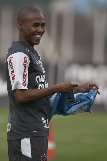 Elias durante o treino do Corinthians, realizado esta tarde no CT Joaquim Grava, no Parque Ecol�gico do Tiete. O pr�ximo jogo da equipe, ser� amanh�, quarta-feira, dia 29/09, contra o Botafogo, no Pacaembu, pela 26. a rodada do Campeonato Brasileiro de 2010
