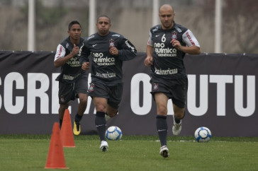 Jorge Henrique; Roberto Carlos e Alessandro durante o treino do Corinthians, realizado esta tarde no CT Joaquim Grava, no Parque Ecol�gico do Tiete. O pr�ximo jogo da equipe, ser� amanh�, quarta-feira, dia 29/09, contra o Botafogo, no Pacaembu, pela 26. a rodada do Campeonato Brasileiro de 2010