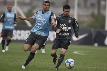Leandro Cast�n e Defederico durante o treino do Corinthians, realizado esta tarde no CT Joaquim Grava, no Parque Ecol�gico do Tiete. O pr�ximo jogo da equipe, ser� amanh�, quarta-feira, dia 29/09, contra o Botafogo, no Pacaembu, pela 26. a rodada do Campeonato Brasileiro de 2010